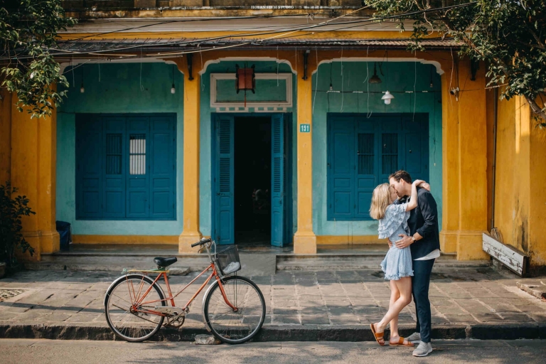 Hoian : Promenade dans la vieille ville avec un photographe professionnelHoian : Proposez votre partenaire dans l'objectif du photographe