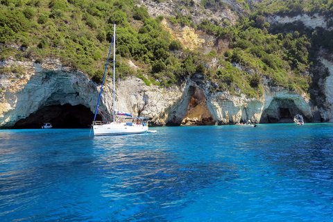 Desde Lefkimmi: Paxos, Antipaxos y Tour en barco por las Cuevas AzulesDesde Lefkimmi: Paxos, Antipaxos y Excursión en Barco por las Cuevas Azules