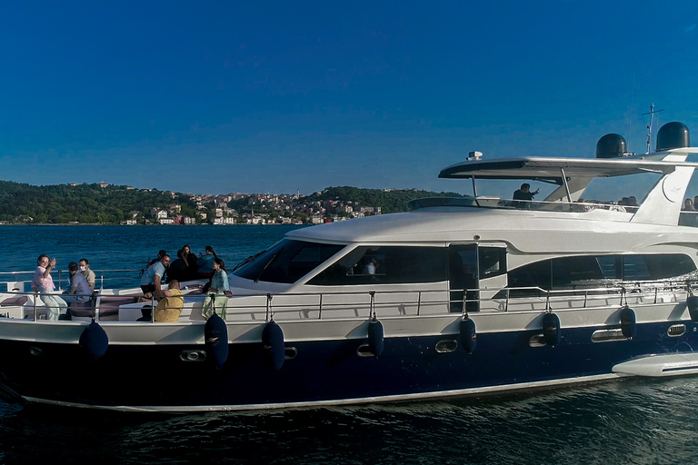 Istanbul : Croisière au coucher du soleil en yacht de luxe sur le Bosphore