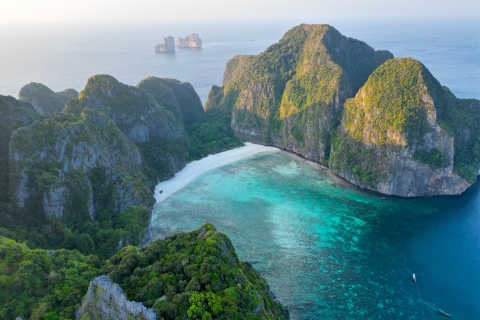Phi Phi: Wycieczka łodzią motorową o wschodzie słońca z zatoką Maya i snorkelingiemPhi Phi: Sunrise Unikaj tłumów Wycieczka łodzią motorową - Maya Bay