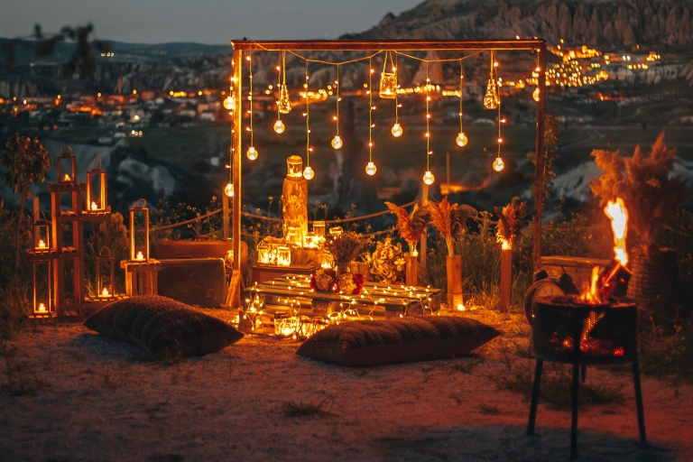 Capadocia: Cena Concepto Romántico en el Valle