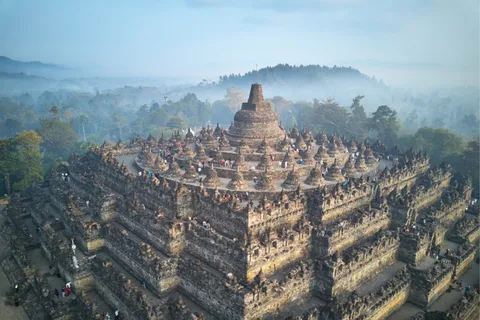 Yogyakarta: Borobudur & Prambanan Guided Tour w/ Entry Fees