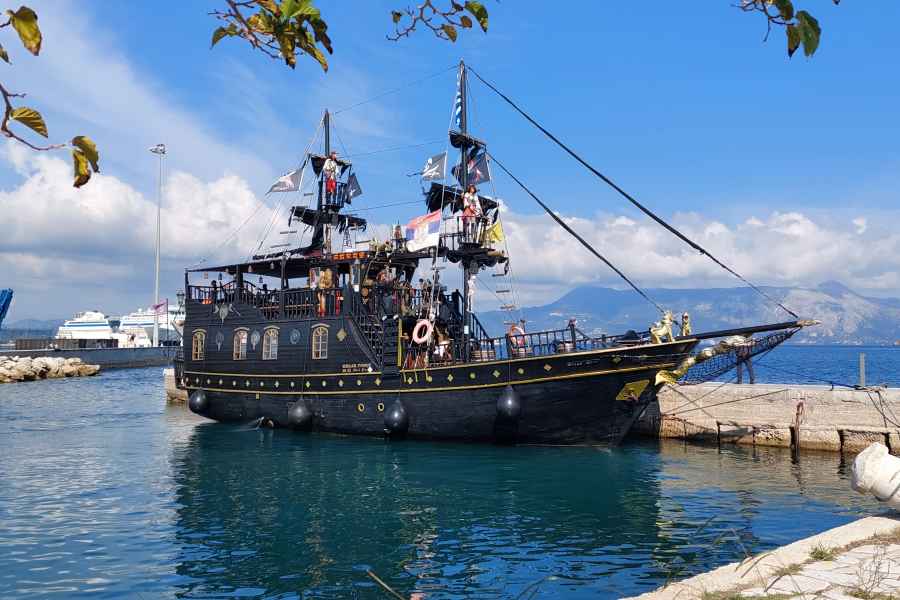 Korfu-Stadt: Piratenschiff-Küstenrundfahrt. Foto: GetYourGuide