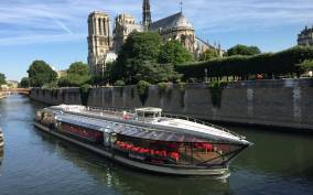Paris: Sightseeing Cruise on the Seine with 4-Course Dinner