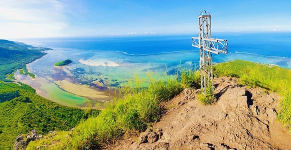 Private Hiking le Morne Mountain & Lunch at Ilot Fourneau