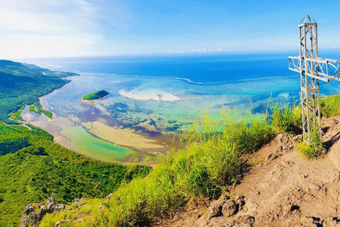 Private Hiking le Morne Mountain & Lunch at Ilot Fourneau