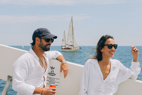 Barcelone : Croisière en catamaran de jour ou au coucher du soleil avec musiqueCroisière au coucher du soleil avec musique live