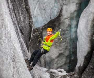 Skaftafell: Begeleide ervaring met gletsjerwandeling en ijsklimmen