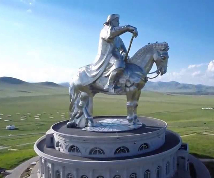 Ulaanbaatarista: Tšingis-kaanin patsas ja Tereljin kansallispuisto