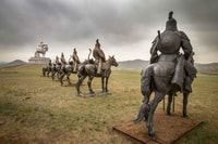 ウランバートル、ジンギス・カーン像＆テルバー国立公園から - Housity