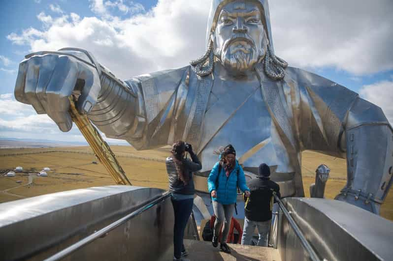 Fra Ulaanbaatar Djenghis Khan Statuen Og Terelj National Park