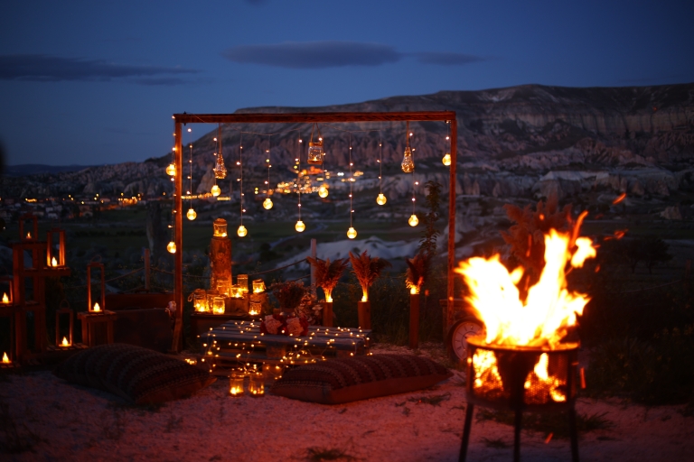 Capadocia: Cena Concepto Romántico en el Valle