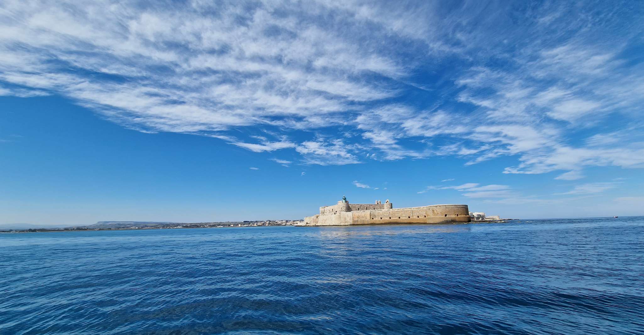 Excursão de barco por Siracusa, Pillirina, Ortigia e cavernas marinhas - Hizvo