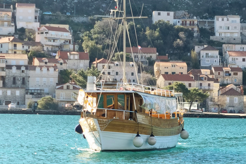 دوبروفنيك: رحلة بحرية بالقارب في جزر إلافيتي مع الغداء والمشروباتدوبروفنيك: رحلة بحرية في جزر إلاف