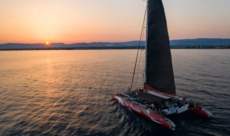 Cambrils : Croisière en catamaran au coucher du soleil avec boissons