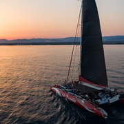 Cambrils: Katamaranfahrt bei Sonnenuntergang mit Getränken / Sonnenliege