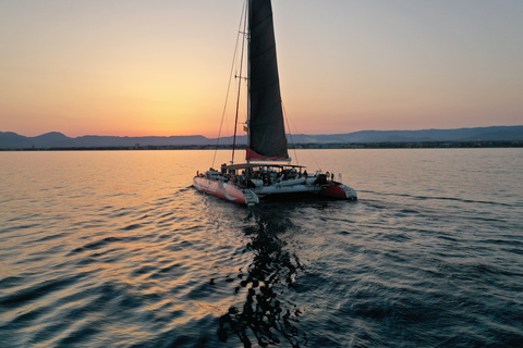 Cambrils: Sunset Catamaran Cruise with Drinks