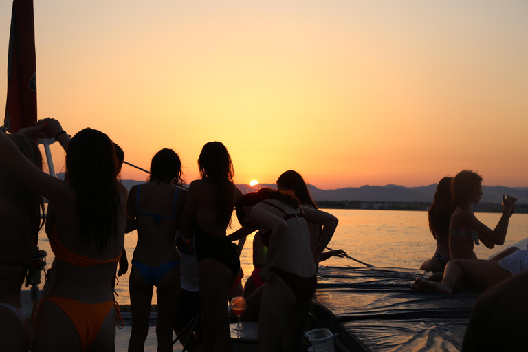 Cambrils: Sunset Catamaran Cruise with Drinks