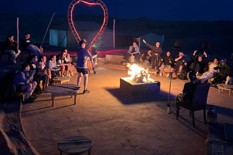 Marrakech: Safari nel deserto con cena, spettacoli, danze e piscinaMarrakech: falò nel deserto di Agafay, cena, spettacolo musicale e biliardo