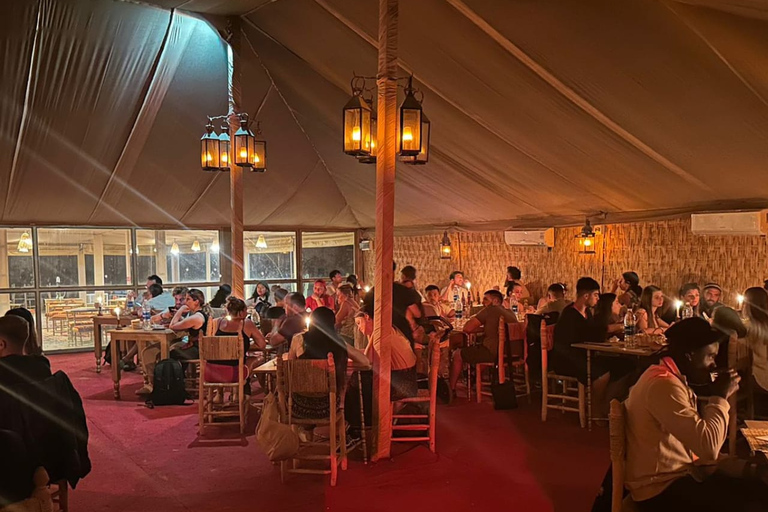 Marrakech: Safari nel deserto con cena, spettacoli, danze e piscinaMarrakech: falò nel deserto di Agafay, cena, spettacolo musicale e biliardo