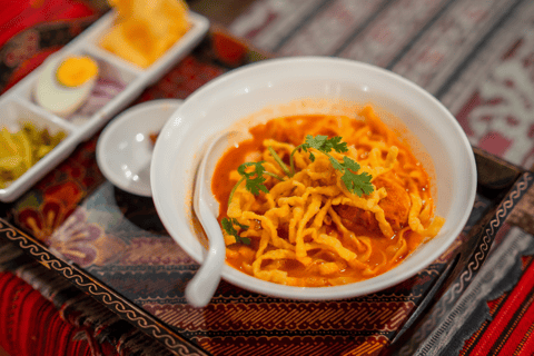 Chiang Mai: Evening Sightseeing and Local Food Guided Tour Group Tour