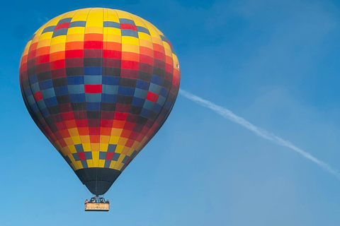 from MexicoCity:Balloon flight Over thepyramidsofTeotihuacanVuelo en globo aerostatico con traslado desde CDMX