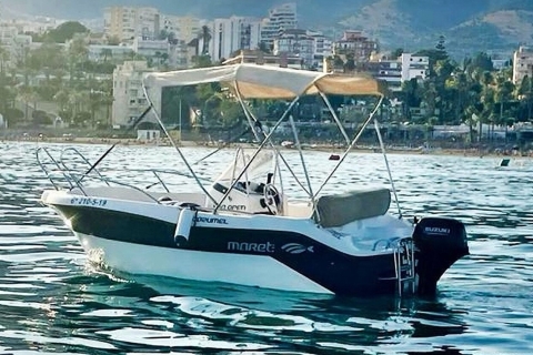 Málaga: recorre la costa malagueña en barco sin licencia Paseo por los alrededores de Benalmádena