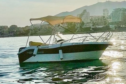 Málaga: recorre la costa malagueña en barco sin licenciaPaseo por los alrededores de Benalmádena