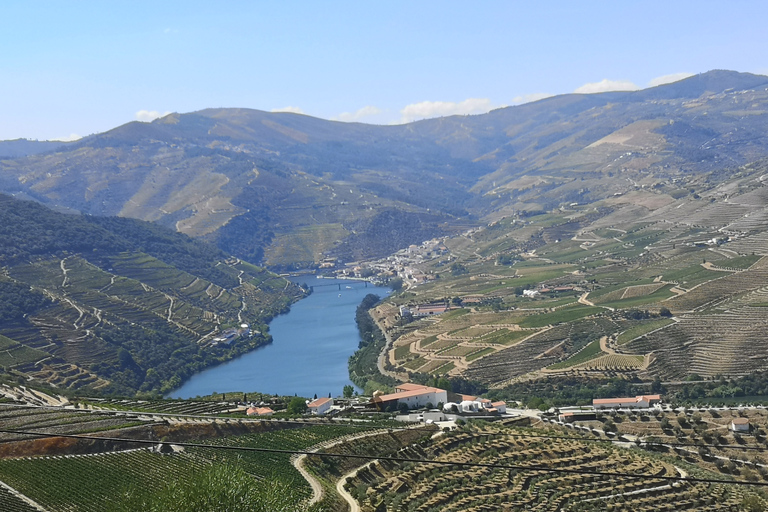 Coucher de soleil sur la vallée du Douro, spectacle en direct, repas de chef, dégustation de vins