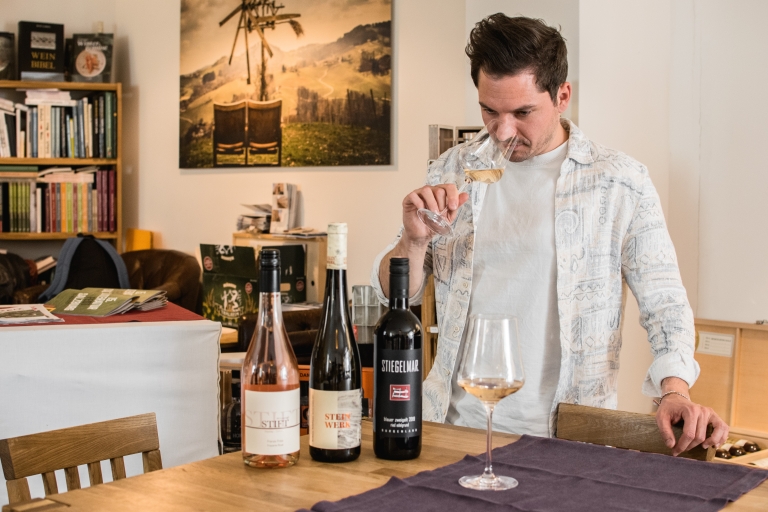 Salzburgo: Cata guiada de vinos en un bar escondidoCata de vinos en alemán
