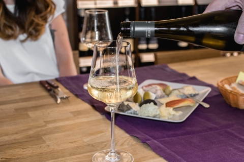 Salzburgo: Cata guiada de vinos en un bar escondidoCata de vinos en alemán