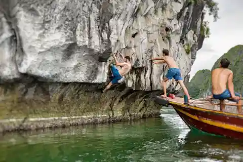 Cat Ba: Excursión Avanzada en Barco de Escalada y Salto de Acantilados