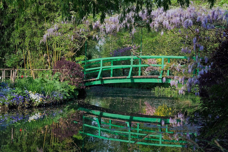 Giverny and Paris Tour with Private Pick Up and Drop