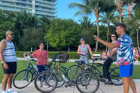 Art Deco, History and Crime Bike Tour with Design Enthusiast