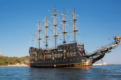 Alanya: Pirate Boat Tour with Buffet Lunch and Drinks