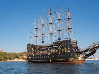 Alanya: Piratenboottour mit Buffet und Getränken