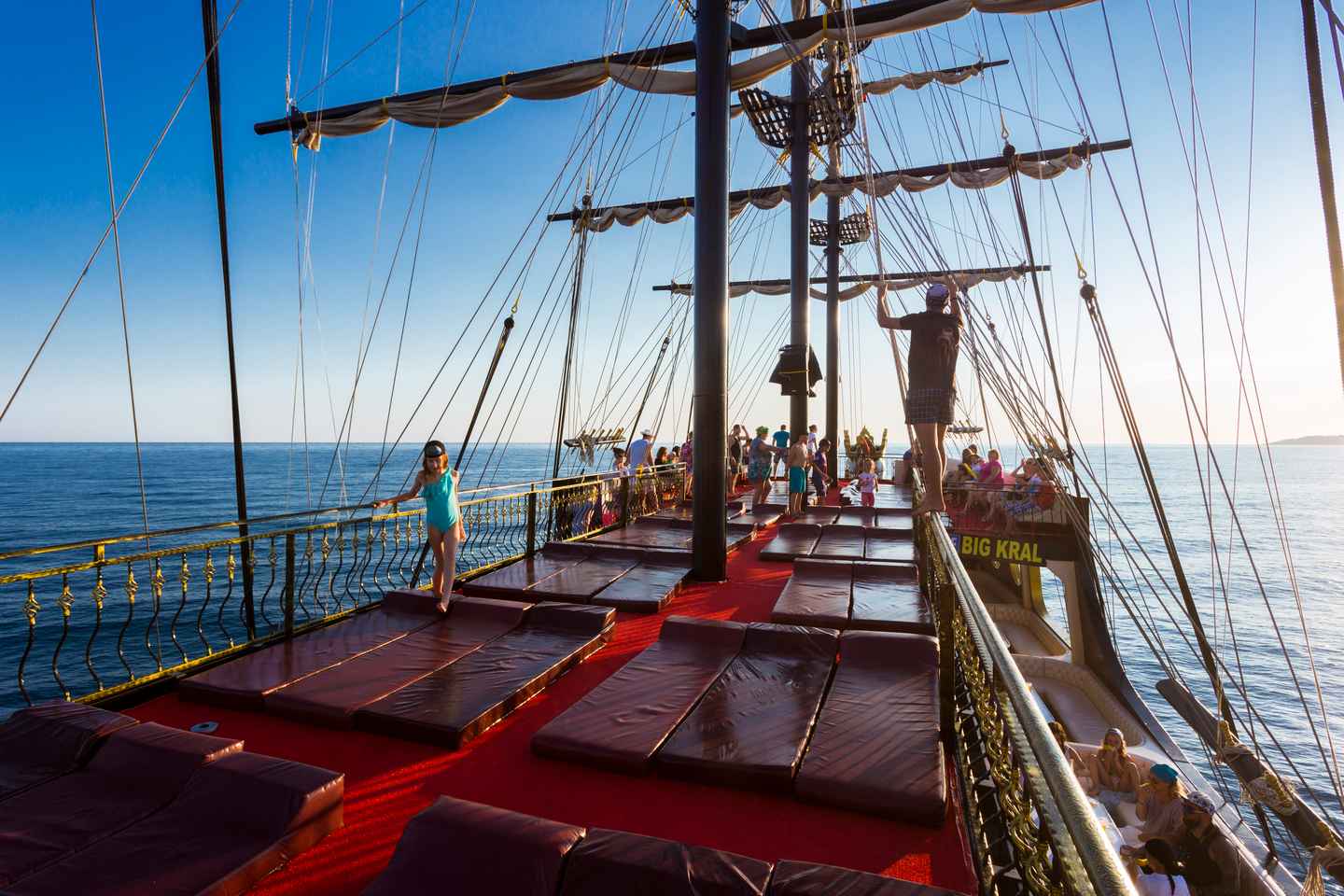 Alanya: Pirate Boat Tour with Buffet Lunch and Drinks