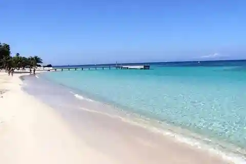 Roatan: West End Beach or West Bay Beach Half-Day Trip