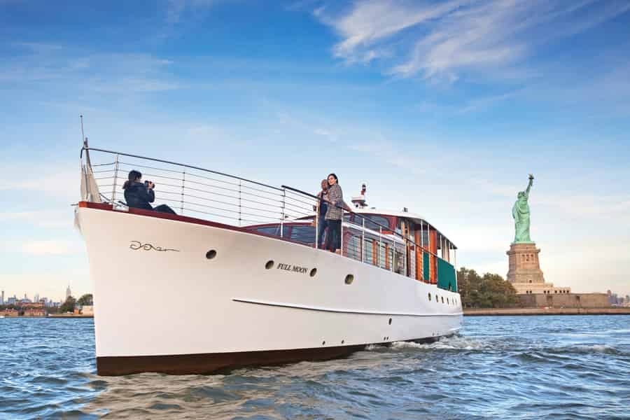 New York City: Sommerliche Bootsfahrt an Bord einer Mini-Yacht. Foto: GetYourGuide