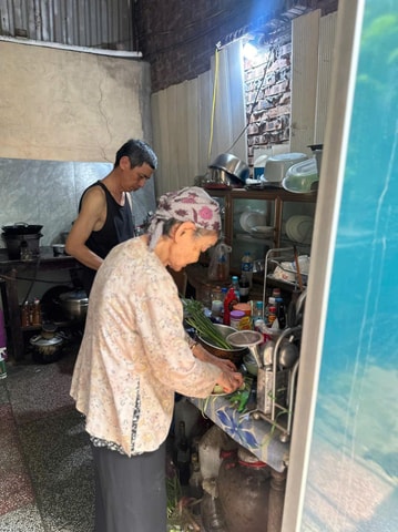 Hanoi: Le Mat Snake Village Tour with Pickup