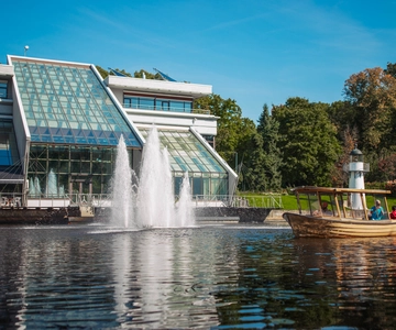 Riga: Passeio turístico de barco pelo canal com guia de áudio