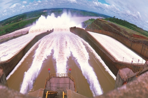 Visite panoramique de la centrale hydroélectrique d'Itaipu