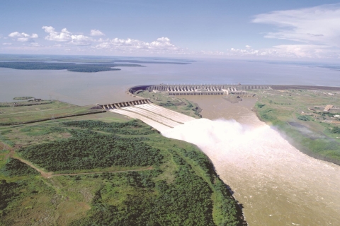 Visite panoramique de la centrale hydroélectrique d'Itaipu