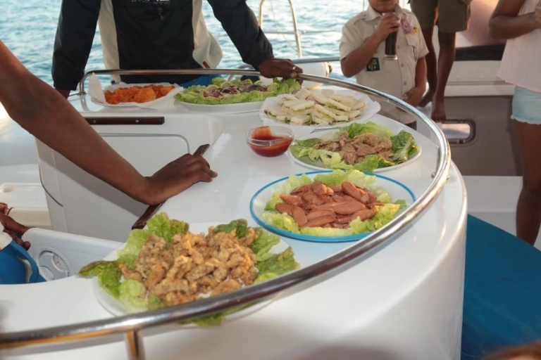 Excursión en catamarán a Ilot Gabriel. Snorkel y comida barbacoa.