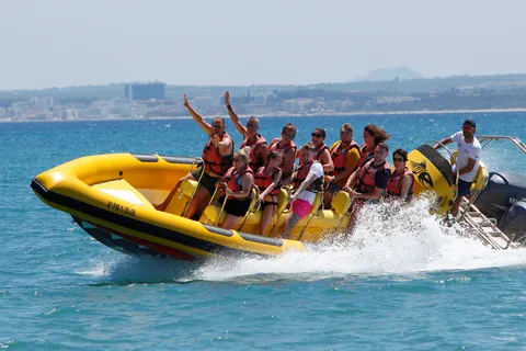 Alcudia: Schnellboottour durch den Norden Mallorcas & Hotelabholung