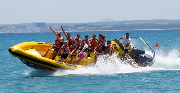 Alcudia: Schnellboottour durch den Norden Mallorcas & Hotelabholung