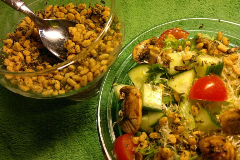 Zjedz lunch z mieszkańcami, kościołem i targowiskamiCiesz się lunchem z mieszkańcami
