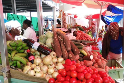 Zjedz lunch z mieszkańcami, kościołem i targowiskamiCiesz się lunchem z mieszkańcami