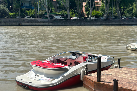 Tour en bateau à Tbilissi : Excursion privée en bateau dans la vieille villeTbilissi : Promenade privée et mémorable en bateau sur la rivière dans la vieille ville