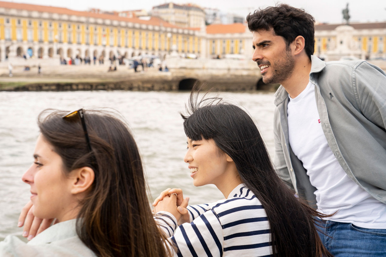 Encantos de Lisboa: Tour de Tapas por la Alfama y Crucero en Barco al AtardecerOpción Inglés